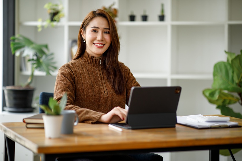 Portrait of woman hand freelancer is working her job Woman sitting at her desk to help bookkeeping clients